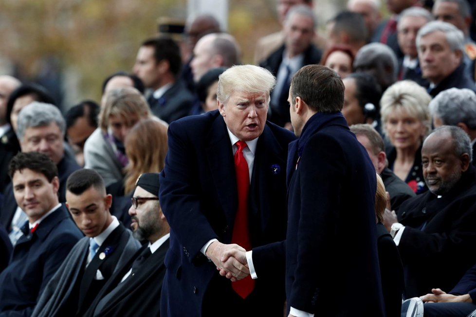 Americký prezident Donald Trump se zdraví s francouzským protějškem Emanuelem Macronem
