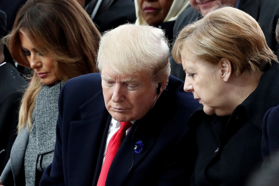 Americký prezident Donald Trump v hovoru s německou kancléřkou Angelou Merkelovou