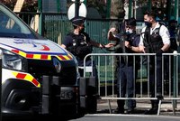 Ve Francii ubodal Tunisan na stanici policejní úřednici. Její kolegové ho zastřelili