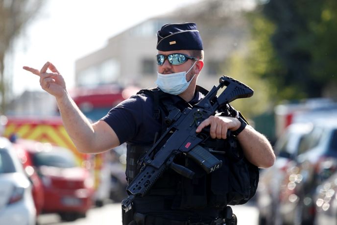 Muž ve francouzském městě Rambouillet u vchodu na policejní stanici ubodal policejní úřednici (23. 4. 2021)