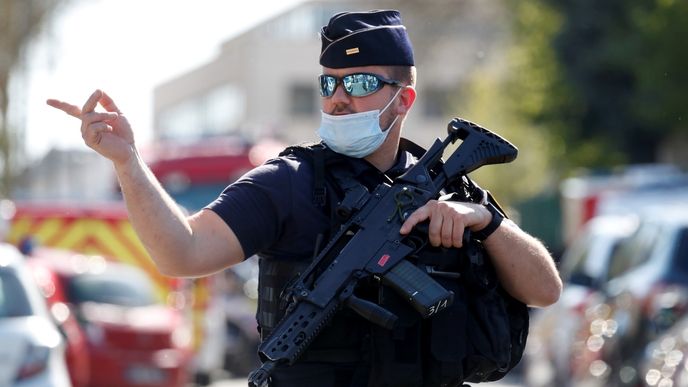 Muž ve francouzském městě Rambouillet u vchodu na policejní stanici ubodal policejní úřednici (23. 4. 2021)