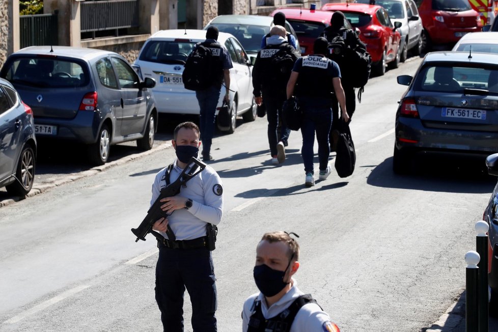 Muž ve francouzském městě Rambouillet u vchodu na policejní stanici ubodal policejní úřednici (23. 4. 2021)