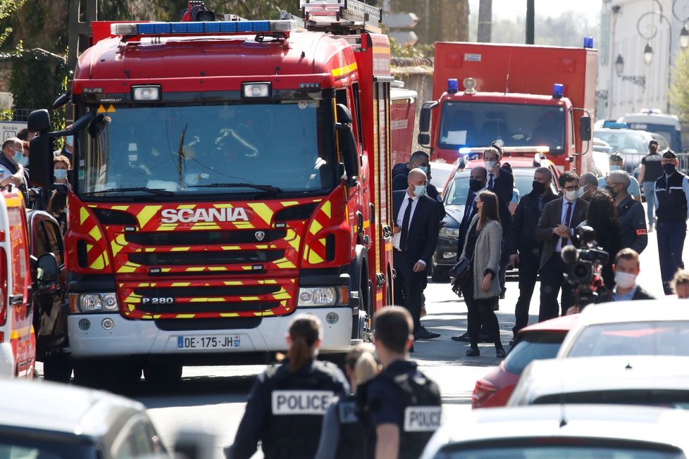 Muž ve francouzském městě Rambouillet u vchodu na policejní stanici ubodal policejní úřednici (23. 4. 2021)