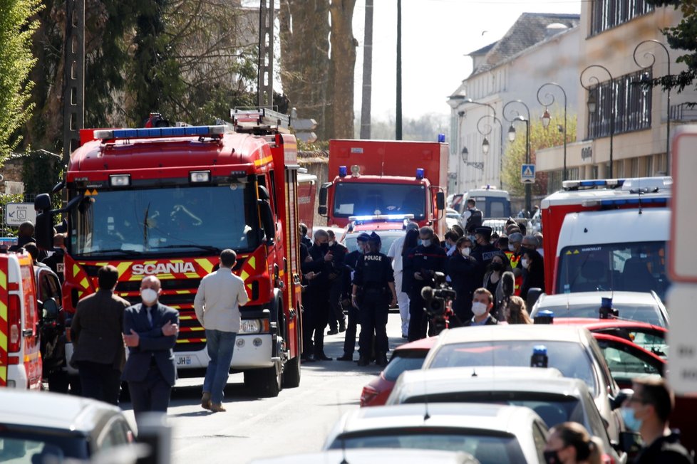 Muž ve francouzském městě Rambouillet u vchodu na policejní stanici ubodal policejní úřednici (23. 4. 2021)