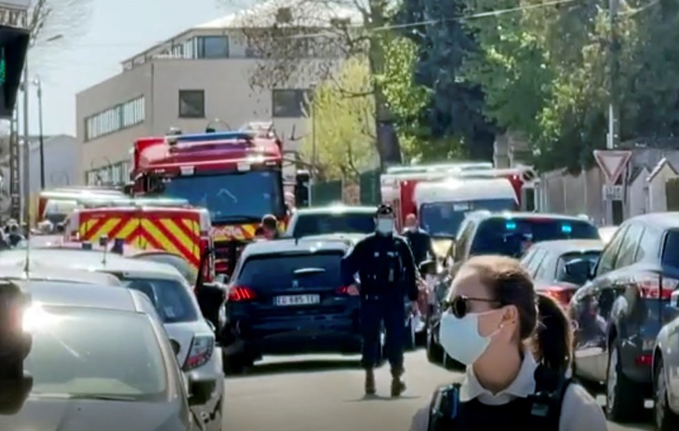 Muž ve francouzském městě Rambouillet u vchodu na policejní stanici ubodal policejní úřednici (23. 4. 2021)