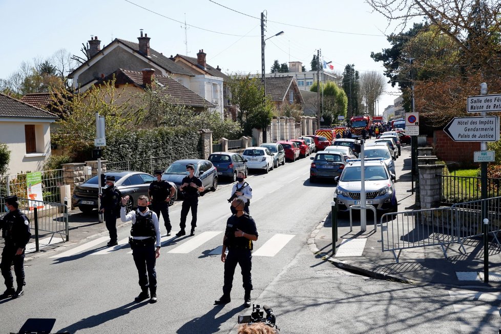 Muž ve francouzském městě Rambouillet u vchodu na policejní stanici ubodal policejní úřednici (23. 4. 2021)