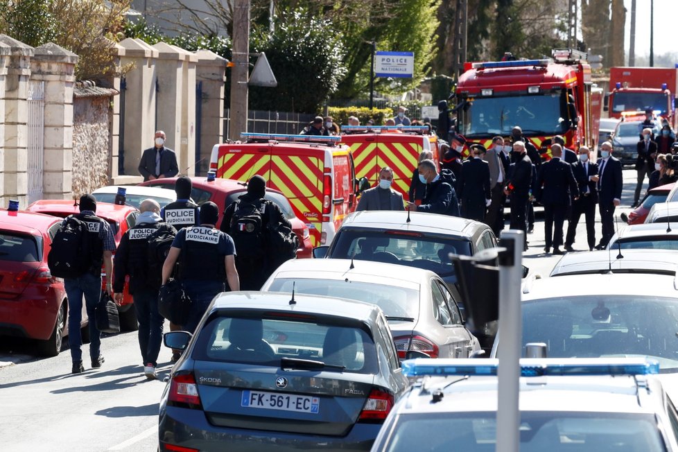 Muž ve francouzském městě Rambouillet u vchodu na policejní stanici ubodal policejní úřednici (23. 4. 2021)