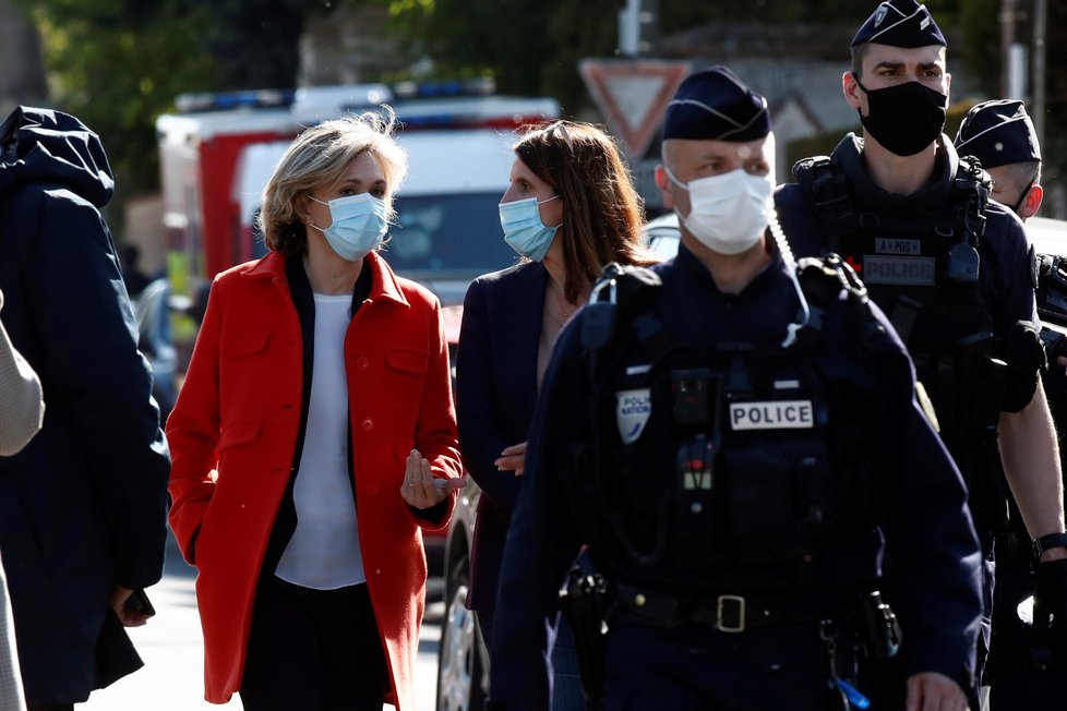 Muž ve francouzském městě Rambouillet u vchodu na policejní stanici ubodal policejní úřednici (23. 4. 2021)