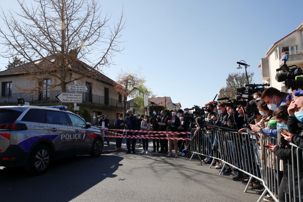 Muž ve francouzském městě Rambouillet u vchodu na policejní stanici ubodal policejní úřednici (23. 4. 2021)