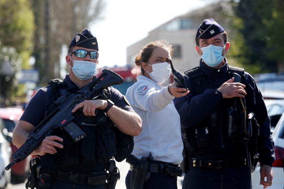 Muž ve francouzském městě Rambouillet u vchodu na policejní stanici ubodal policejní úřednici (23. 4. 2021)