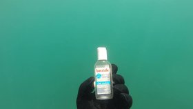Pracovníci neziskové organizace Čisté moře našli na mořském dně v jihovýchodní Francii odhozené roušky a latexové rukavice. Odhodili je lidé chránící se proti koronaviru.