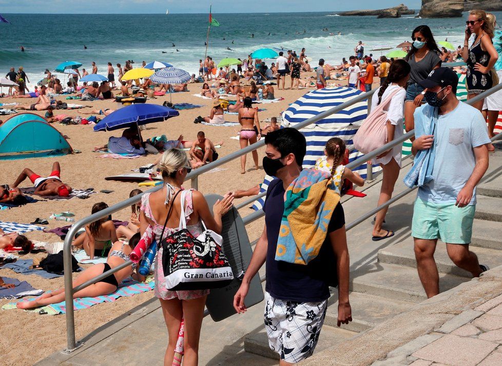 Lidé v rouškách na francouzských plážích (5. 8. 2020)