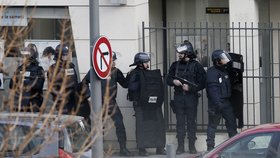 Nedaleko Paříže zajal šílenec na poště rukojmí. Místo střeží policejní těžkooděnci.