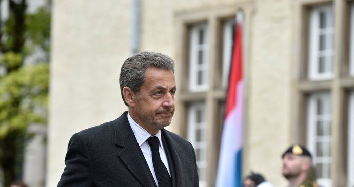 L’ancien président français en procès : accuse Sarkozy de corruption.  Et sa campagne aurait été financée par Kadhafi