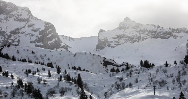 Laviny ve Francouzských Alpách zabily sedm lidí. Jedna žena přežila, utrpěla jen šok