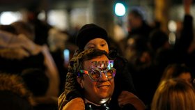 Příchod nového roku slavily tisíce Francouzů tradičně v ulicích měst.