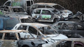 Po novoročních oslavách zbyly ve Francii stovky vraků aut