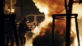 Hasiči zasahují u jednoho z požárů osobního automobilu ve Francii