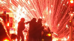 Novoroční oslavy po francouzsku: Ohňostroje a hořící auta