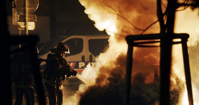 Hasiči zasahují u jednoho z požárů osobního automobilu ve Francii