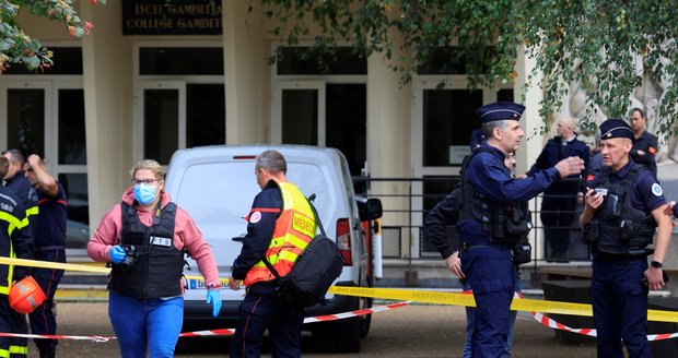 Útočník s nožem zabil na střední škole ve Francii kantora, další lidi zranil. Křičel „Alláhu akbar“