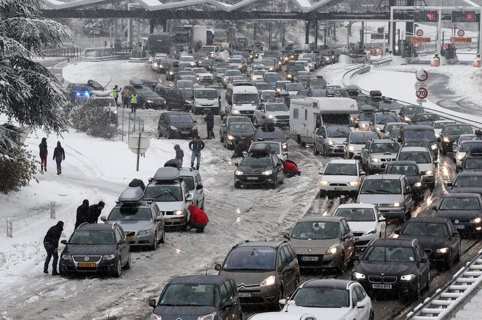 Problémy ve Francii: Zimní počasí uvěznilo tisíce řidičů na východě země.