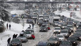 Problémy ve Francii: Zimní počasí uvěznilo tisíce řidičů na východě země