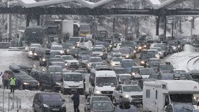 Problémy ve Francii: Zimní počasí uvěznilo tisíce řidičů na východě země