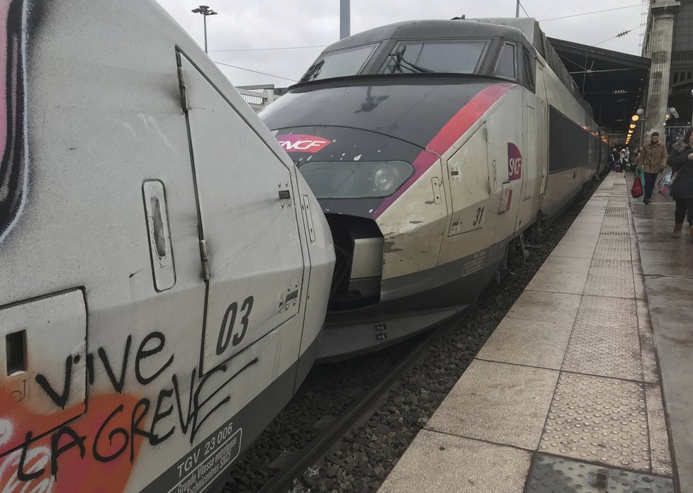 Železničáři ve Francii zahájili vlnu stávek.