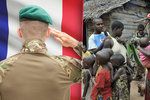Bestiální francouzští vojáci: V Africe nutili dívky k sexu se psy
