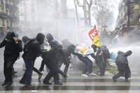 Stávka ochromila provoz vlaků. Ve Francii došlo i na střety s policií a vodní děla