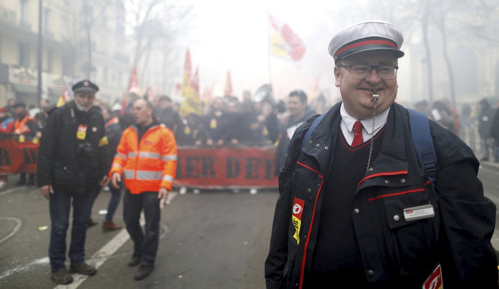 Francii zasáhla rozsáhlá stávka kvůli vládním reformám, zaměstnavatelé vyšli do ulic