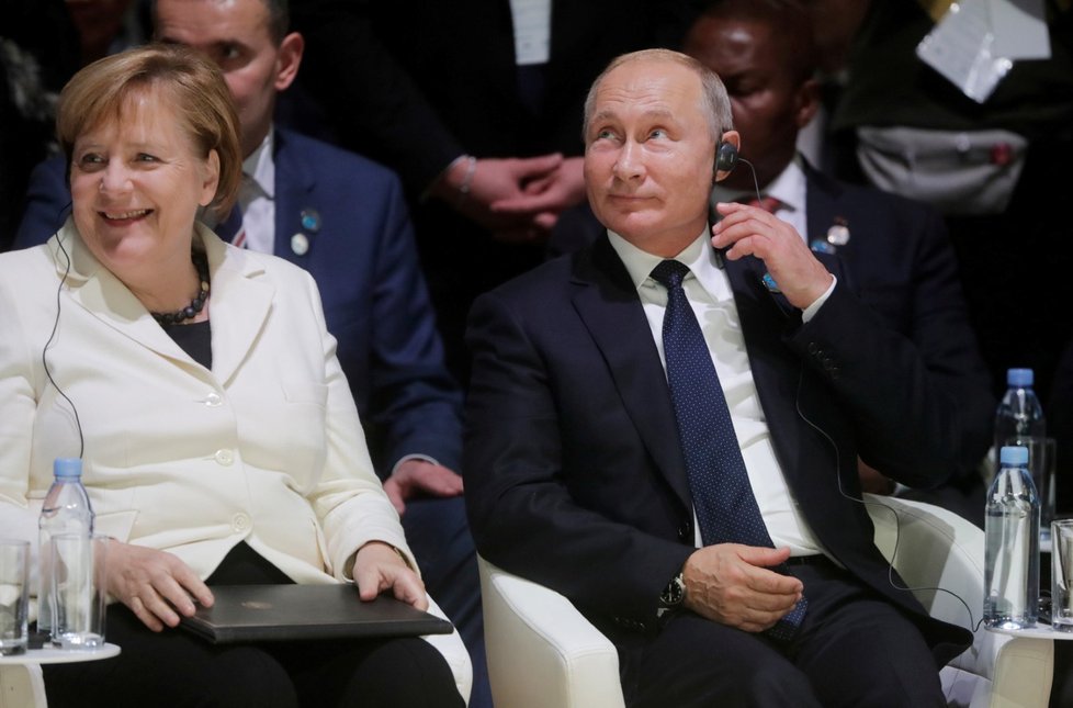 Německá kancléřka Angela Merkelová a ruský prezident Vladimir Putin na mírovém summitu v Paříži