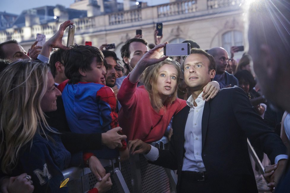 Prezident Emmanuel Macron hostil s manželkou oslavy svátku hudby.