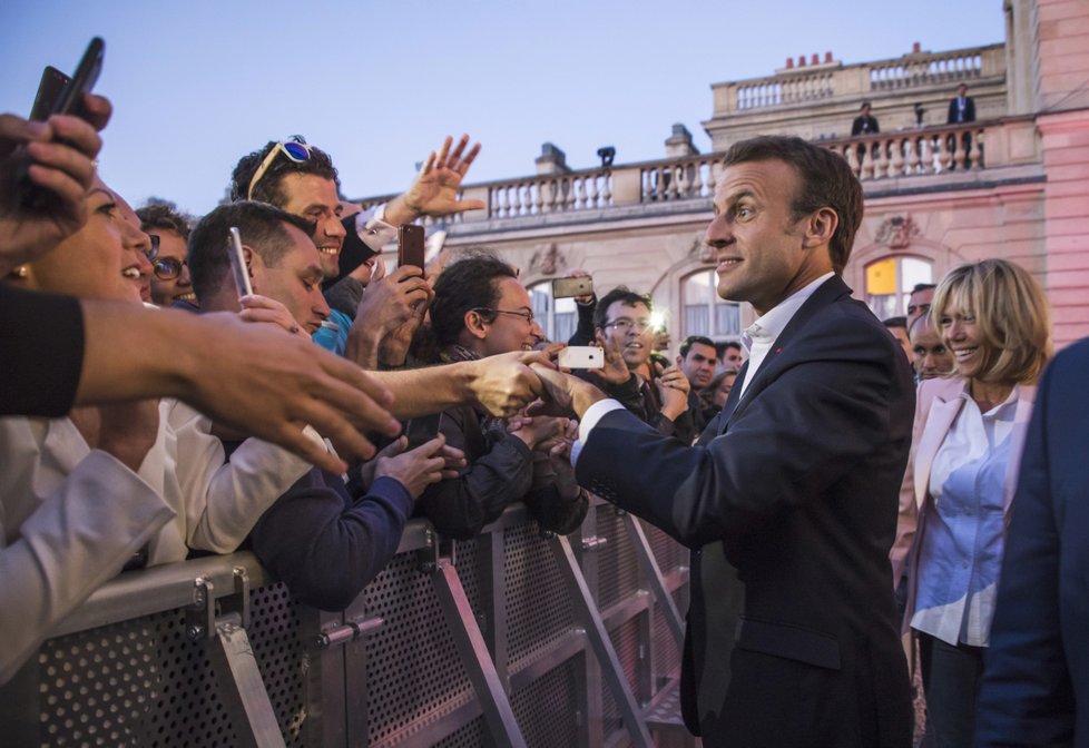 Prezident Emmanuel Macron hostil s manželkou oslavy svátku hudby.