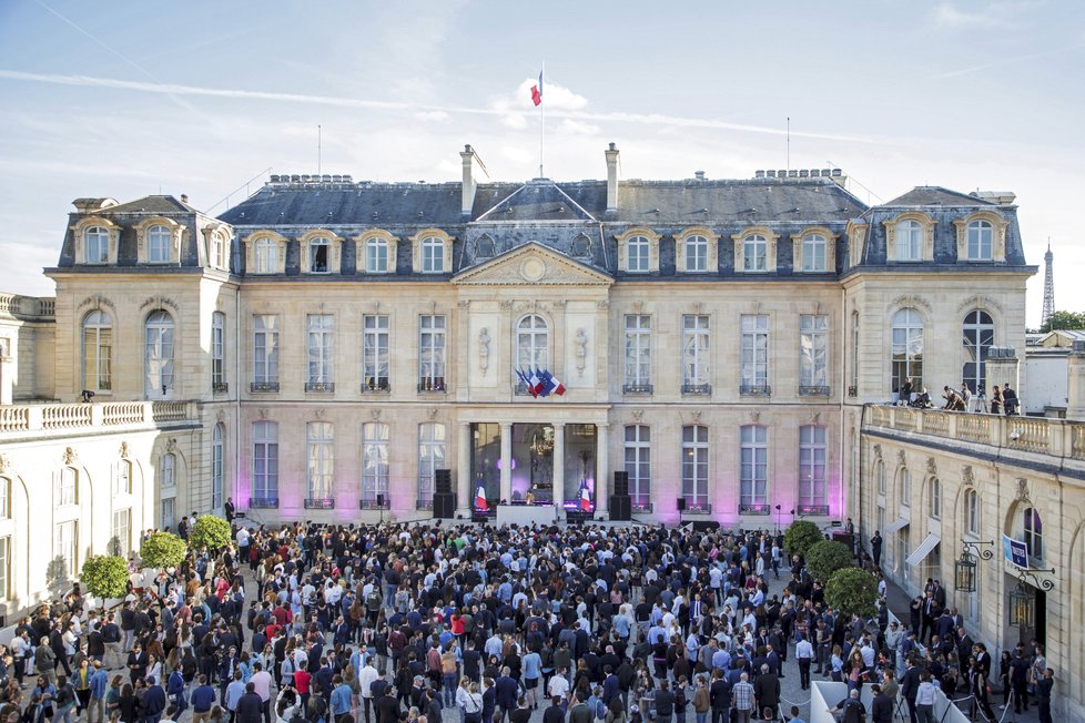 Prezident Emmanuel Macron hostil s manželkou oslavy svátku hudby.