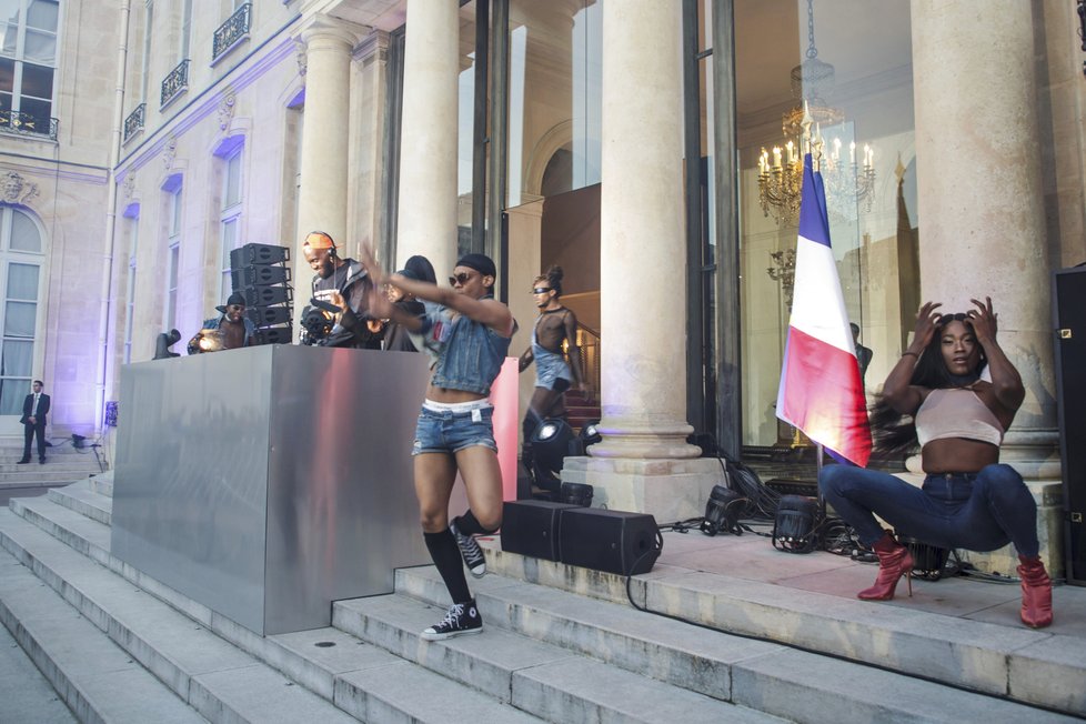 Prezident Emmanuel Macron hostil s manželkou oslavy svátku hudby.