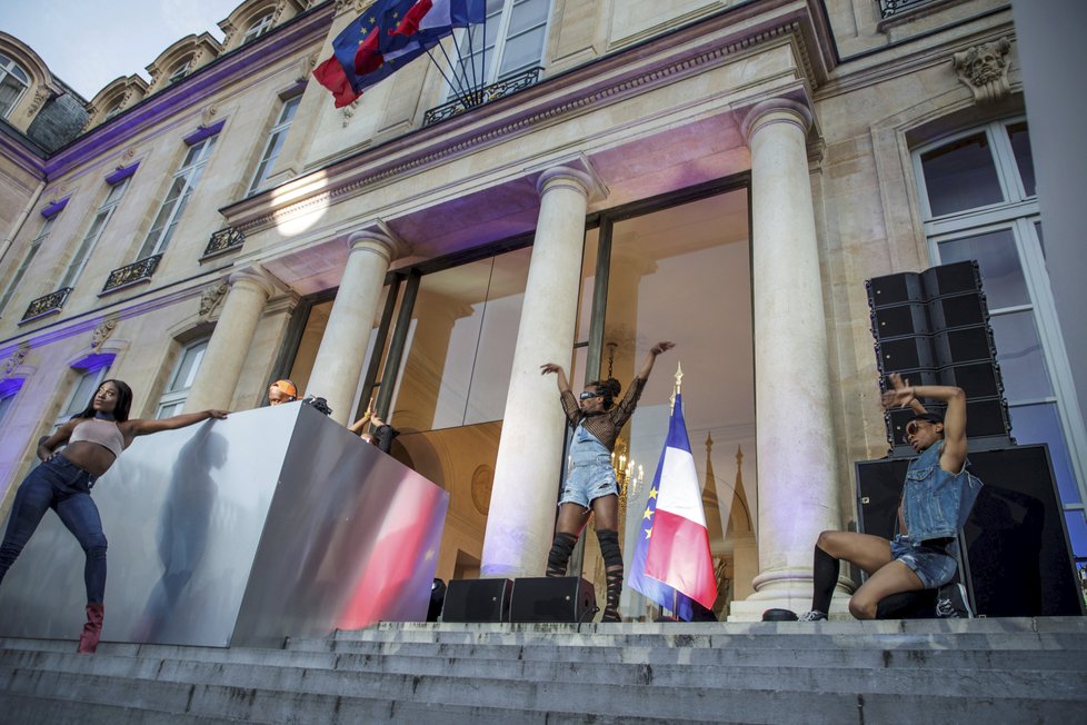 Prezident Emmanuel Macron hostil s manželkou oslavy svátku hudby.