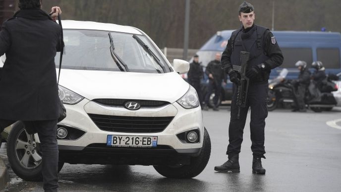 Policie obklíčila teroristy v tiskárně severně od Paříže.