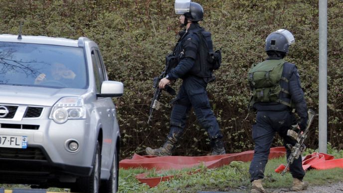 Policie zabila oba útočníky na Charlie Hebdo jsou mrtví
