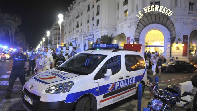 Při útoku v Nice zemřelo 77 lidí, francouzský prezident Hollande viní teroristy. 