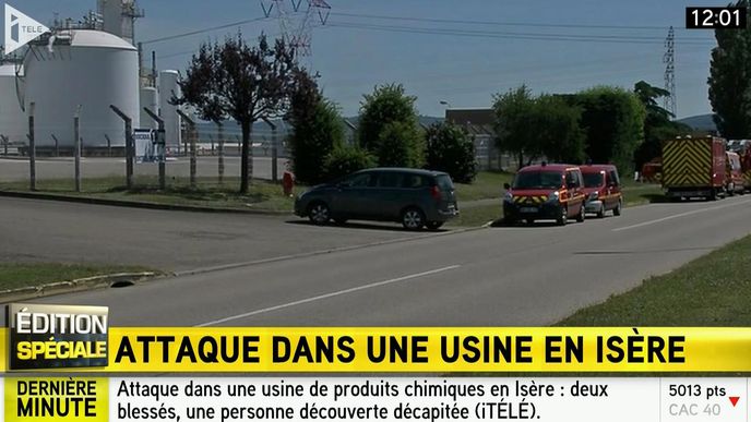 Nejméně jednoho mrtvého si vyžádal atentát v továrně u Lyonu. Útočník držel islámskou vlajku 