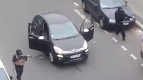 Skupina mužů vtrhla ve Francii na veřejné místo a ve jménu Alláha začne střílet nevinné lidi.