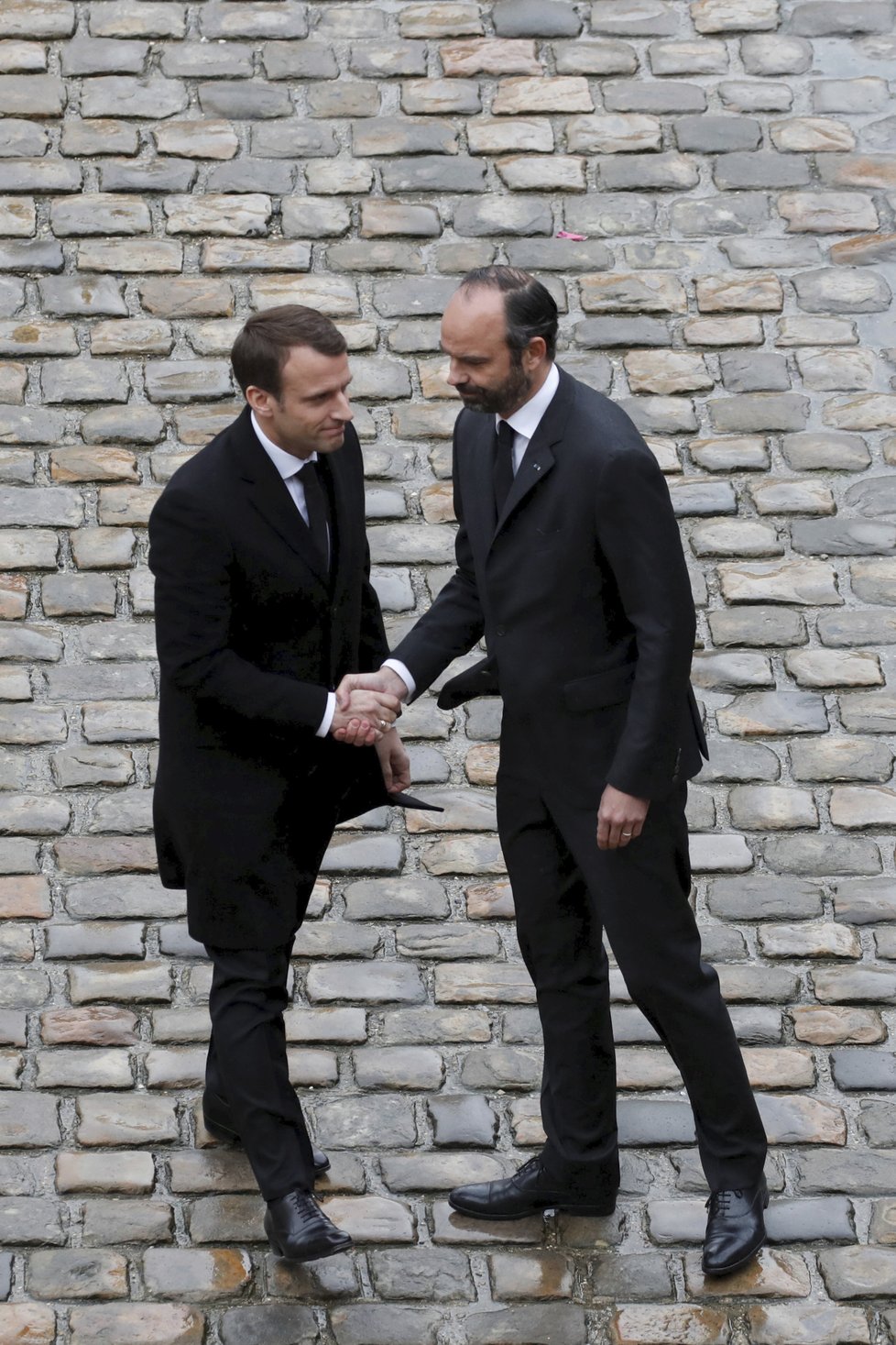 Francouzský prezident Emmanuel Macron a premiér Edouard Philippe na tryzně za zavražděného policistu Arnauda Beltrama. Toho zabil terorista v útoku na jihu Francie