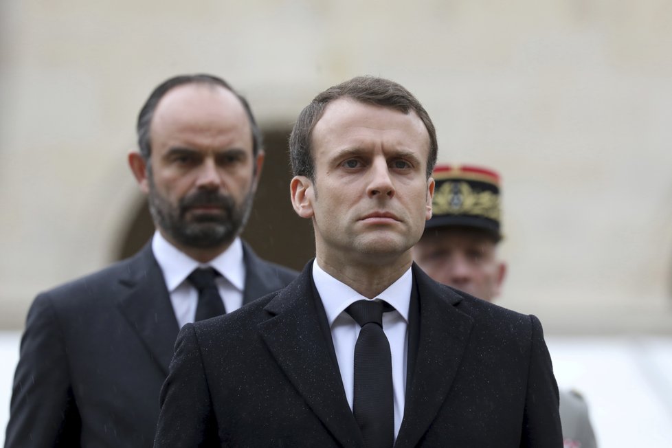 Francouzský prezident Emmanuel Macron a premiér Edouard Philippe na tryzně za zavražděného policistu Arnauda Beltrama. Toho zabil terorista v útoku na jihu Francie
