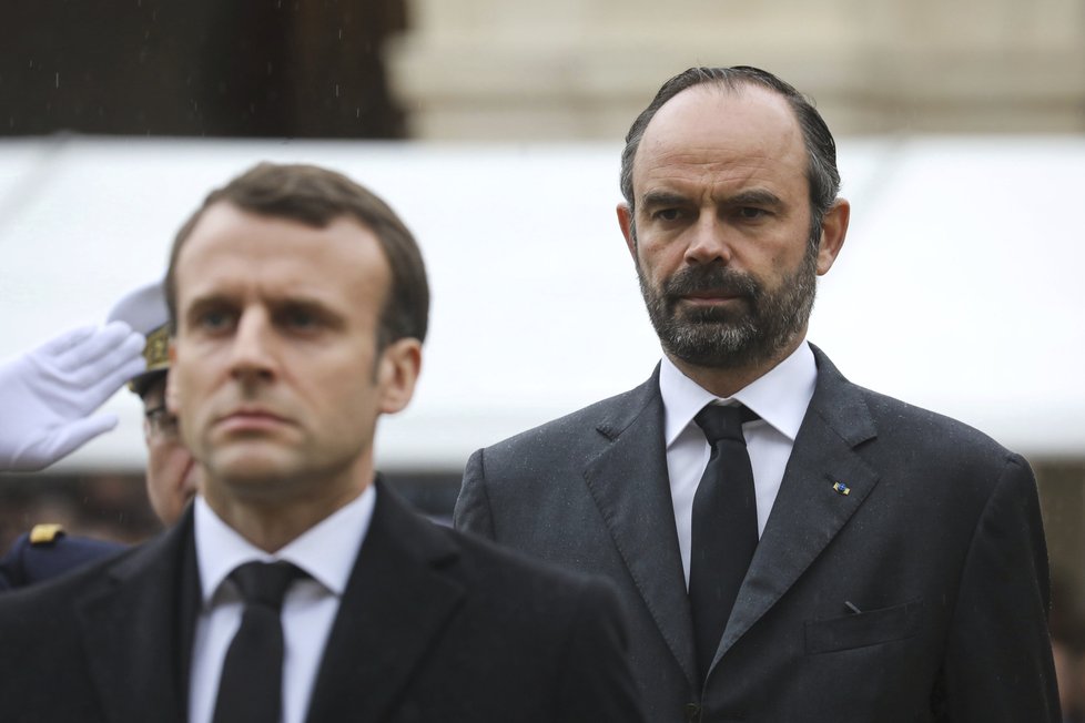 Francouzský prezident Emmanuel Macron a premiér Edouard Philippe na tryzně za zavražděného policistu Arnauda Beltrama. Toho zabil terorista v útoku na jihu Francie