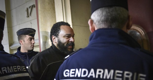 Dieudonné M&#39;bala M&#39;bala se u soudu zpovídá z glorifikace terorismu.