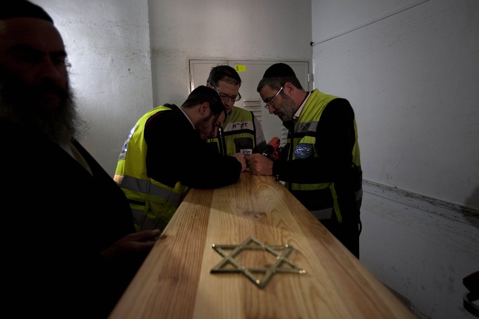 Příprava rakví pro transport těl obětí do Izraele