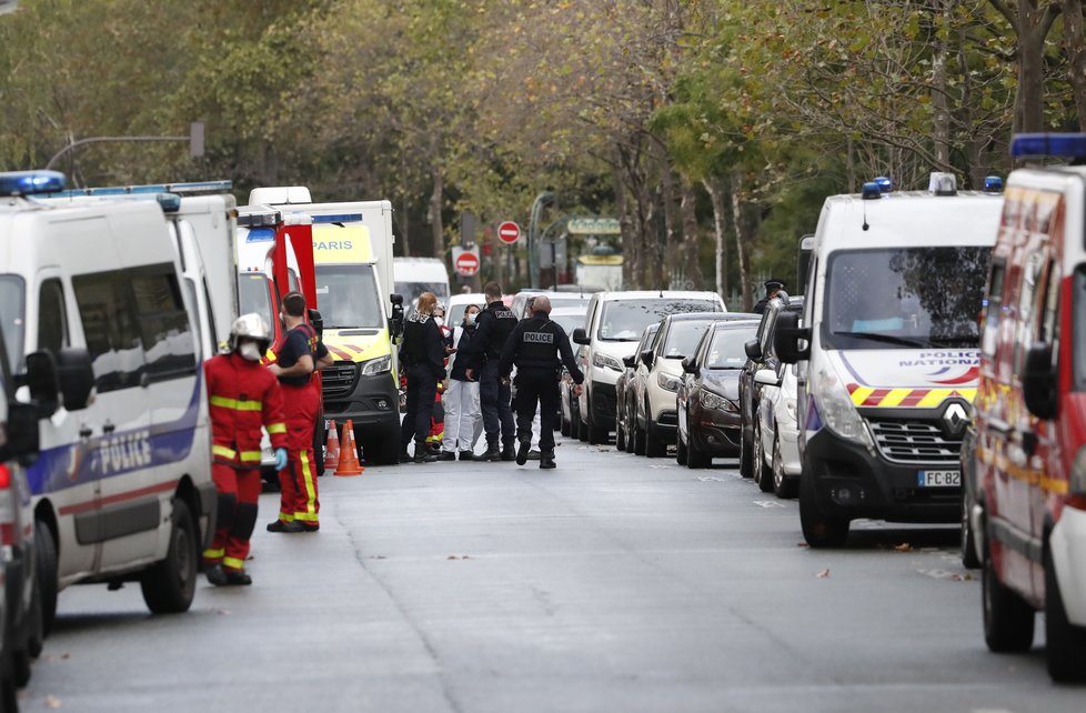 Dva zranění při útoku u bývalého sídla časopisu Charlie Hebdo (25. 09. 2020)