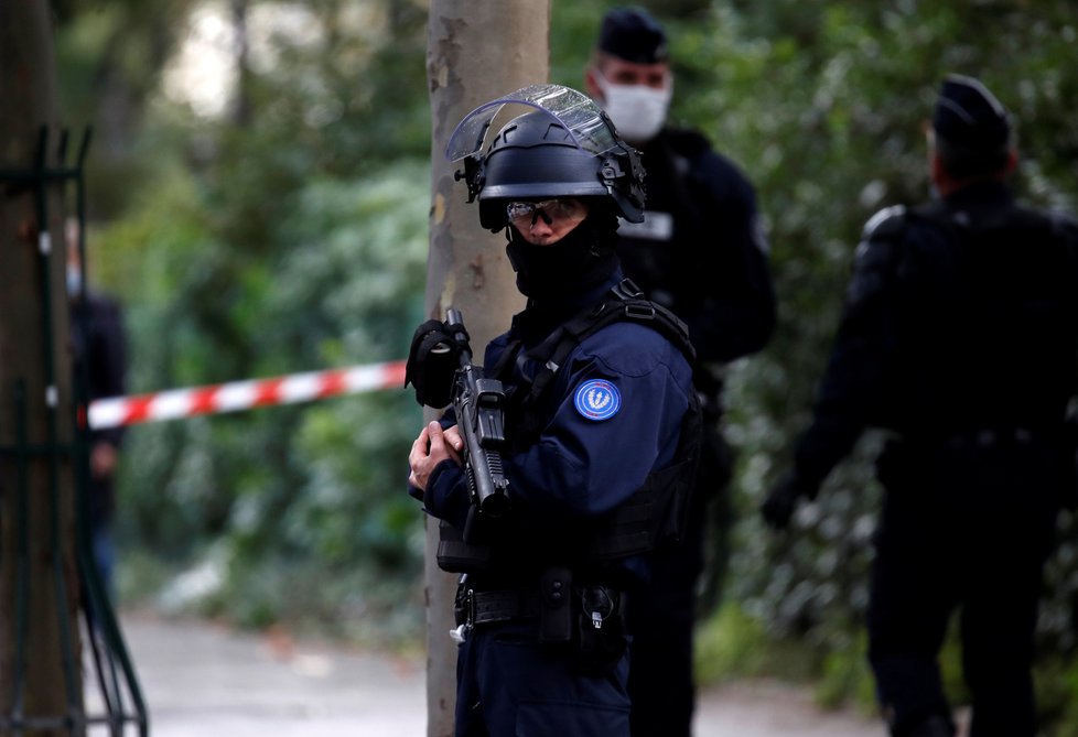 Při útoku u bývalé redakce časopisu Charlie Hebdo byli zraněni dva lidé. Útočník byl podle nových policejních informací jeden, podezřelý byl zatčen.